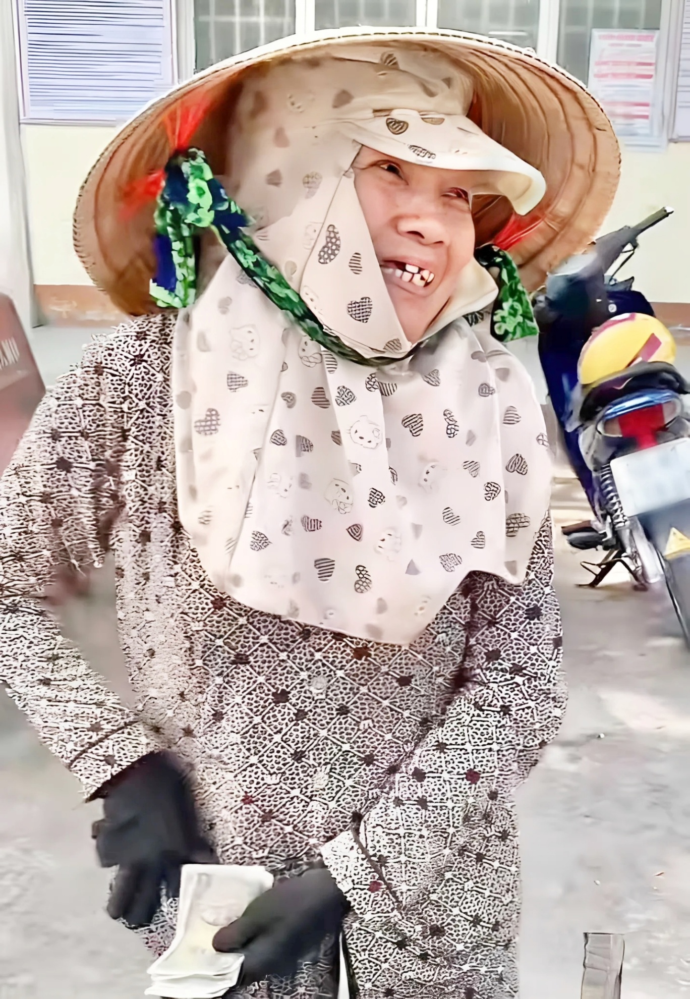 Bà cười tươi khi nhận được cử chỉ đẹp của các bạn học sinh