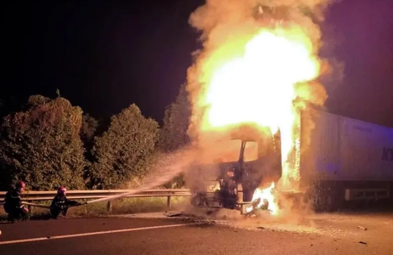 Phát hiện sự việc, tài xế đã cho xe dừng ở làn khẩn cấp và gọi điện báo cơ quan chức năng.