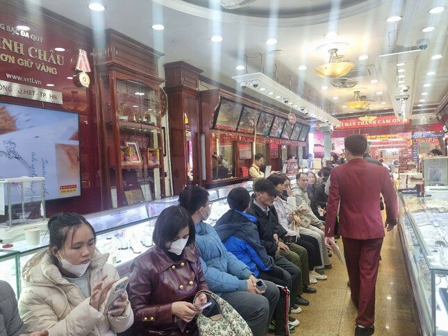 Các tiệm vàng cũng đẩy cao giá mua vào để thu gom vàng.