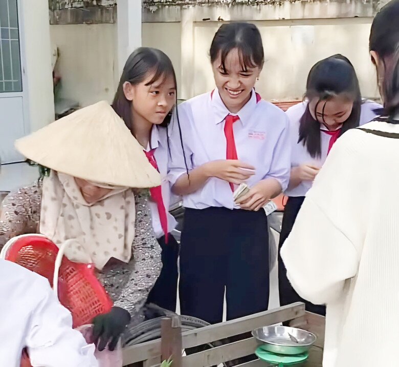 Chỉ phút chốc, bà đã bán hết hàng trên xe