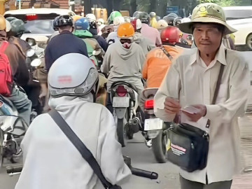 Thấy chú bán vé số chạy vội mời khách mua cho kịp giờ xổ, cô gái trẻ có hành động đẹp, nhận về nhiều lời cảm ơn