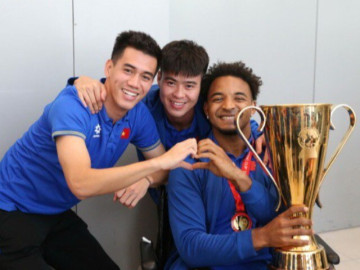 Hình ảnh hiếm thấy ĐT Việt Nam rước cúp về nước: Xuân Son vẽ trái tim với Tiến Linh