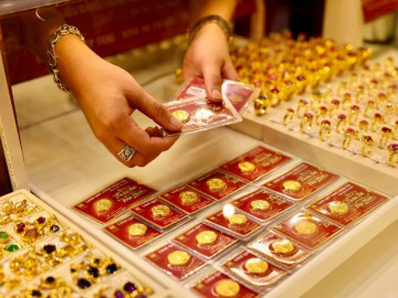 Giá vàng tiếp tục giảm mạnh