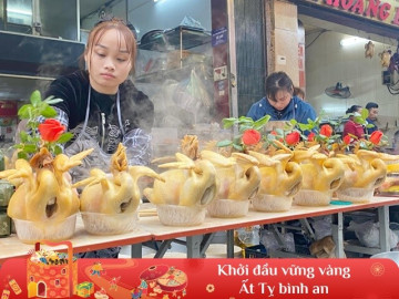 Người dân Hà Nội hối hả đi chợ nhà giàu sắm Tết, một vòng mua đủ nguyên mâm cỗ, gà cánh tiên gần 1 triệu đồng/con