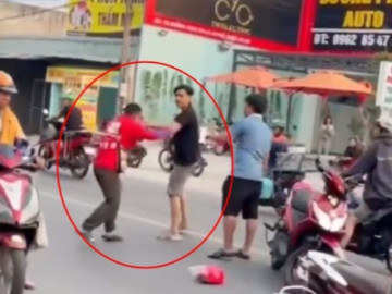 Xôn xao cảnh nam thanh niên cầm mũ bảo hiểm đánh tới tấp lái xe ôm công nghệ giữa đường