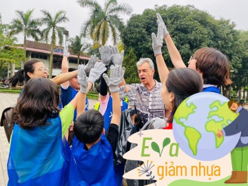 Nhóm bạn trẻ ở Hà Nội hô biến rác thải thành sản phẩm handmade, nhắn nhủ mọi người đều có thể là Dũng sĩ tái chế