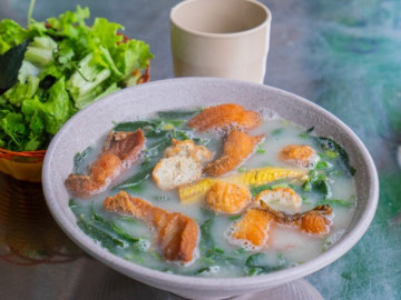 Quán bún cá sữa duy nhất ở Hà Nội, hương vị độc lạ bán hơn 1000 bát/ ngày, nhân viên phục vụ không ngơi tay