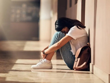 Cha mẹ bỏ nhau để con tự lập giữa dòng đời, 38 tuổi mới được gặp bà nội lần đầu, khóc nấc khi nhìn thấy 1 tấm hình