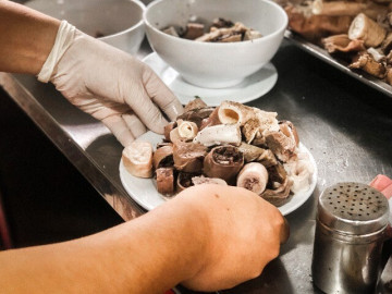 Quán lòng 40 năm tuổi ở Hà Nội, chuyên những món độc nhất vô nhị, khách muốn ăn phải đặt trước vài ngày