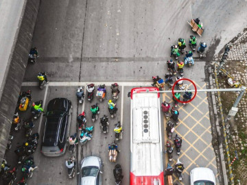 Ô tô che biển số, xe máy vượt đèn đỏ, đi ngược chiều trên phố Hà Nội