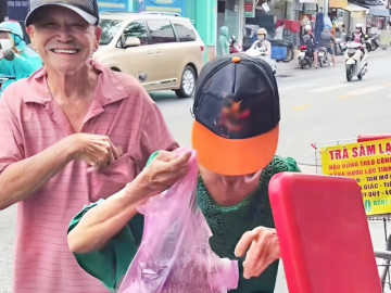 Xúc động hình ảnh đôi vợ chồng rong ruổi bán nước sâm giữa Sài Gòn, ai cũng mong về già được tình cảm như cô chú 