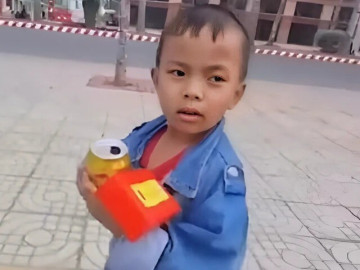 Nghe người lạ nói hết tiền ăn cơm, cậu bé bán vé số liền đưa cả số tiền mình có kèm câu nói đáng suy ngẫm
