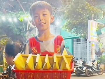 Gặp cậu bé bán hạt dẻ mời chào, cô gái không mua nhưng có hành động đặc biệt, bất ngờ hơn là thái độ của đứa trẻ
