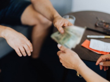 Khổ sở vì cho người thân vay tiền