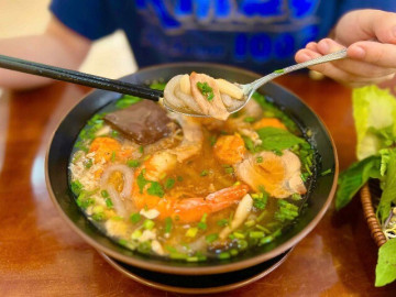 Quán bánh canh chuẩn vị Sài Gòn giữa lòng Hà Nội, ngày bán 300 suất, khách xếp hàng chờ mua giá 100.000 đồng/bát