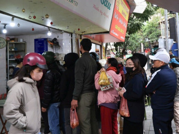 Người dân Hà Nội co ro xếp hàng mua bánh trôi, bánh chay dịp Tết Hàn thực