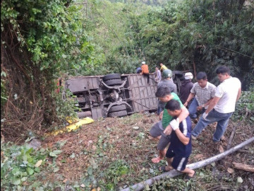 Ám ảnh khoảnh khắc xe khách chở 36 người rơi xuống vực sâu ở đèo Bảo Lộc, nhiều người la hét cầu cứu