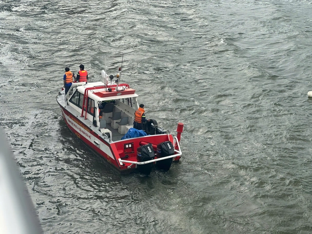 Lực lượng chức năng tìm kiếm tung tích nam thanh niên nhảy cầu sông Hàn