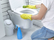 Sức khỏe - Thói quen rửa bồn cầu sai cách khiến người phụ nữ "trắng phổi"