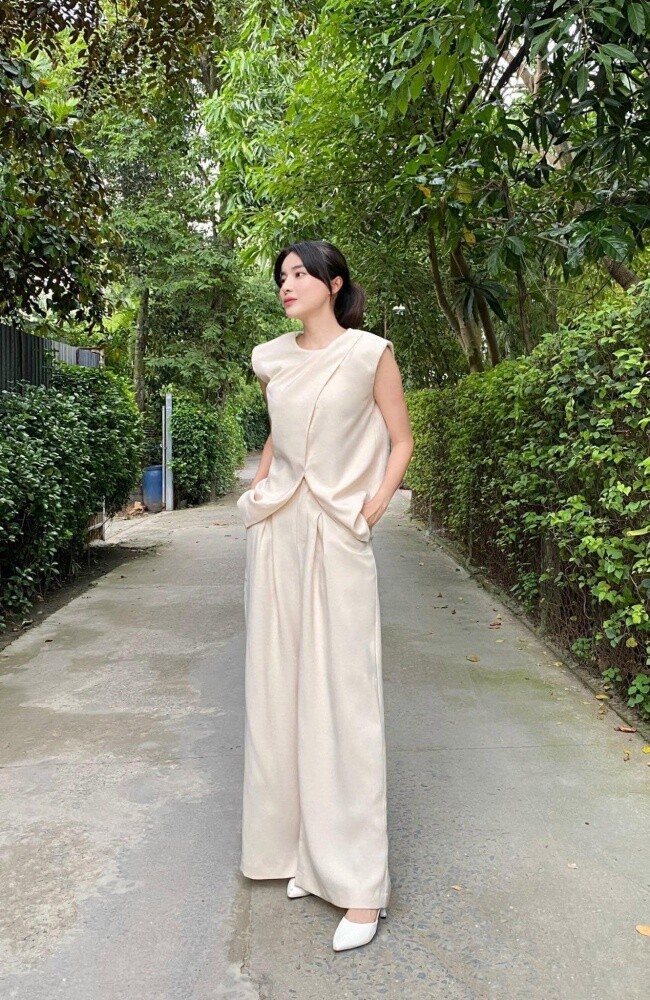 Ở tuổi U40, Cao Thái Hà vẫn đi về lẻ bóng.