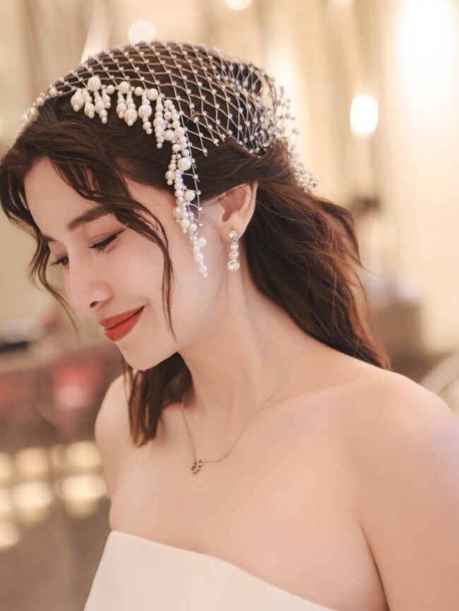 Dù vậy, thần thái của cô vẫn đầy sức sống.