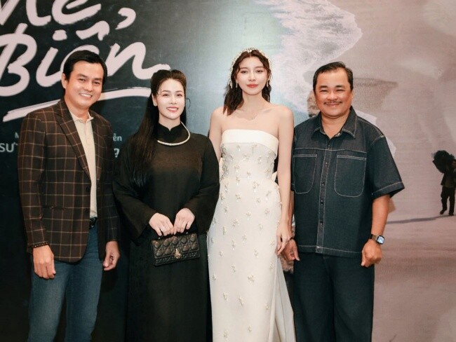 Cao Thái Hà cùng ê-kíp phim Mẹ Biển.