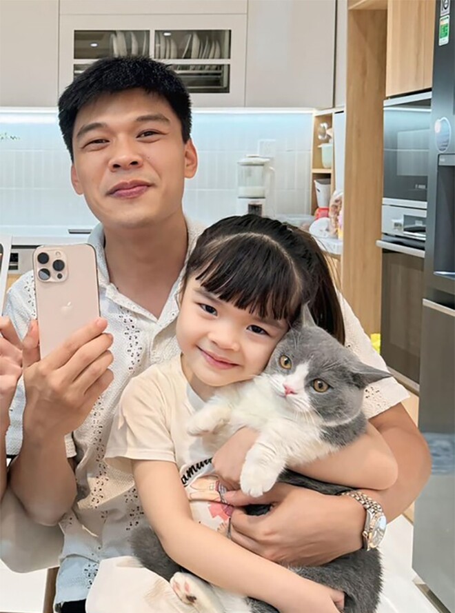 amp;#34;Anh ruộtamp;#34; kém 12 tuổi của NSƯT Kiều Anh: Từ bốc vác giờ ở nhà 10 tỷ, con gái 5 tuổi khéo diễn giống cha - 14