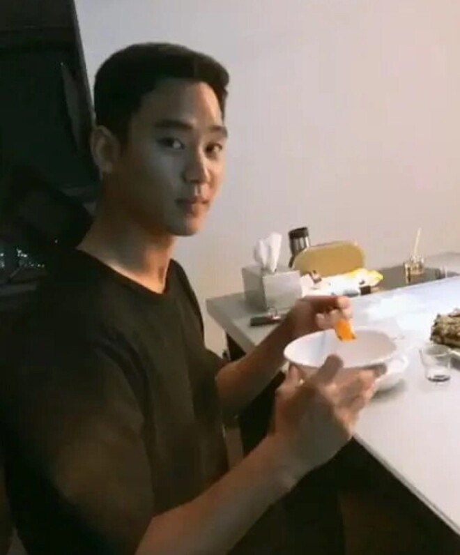 Hình ảnh của Kim Soo Hyun được Viện Garo Sero tung vào ngày 30/3.