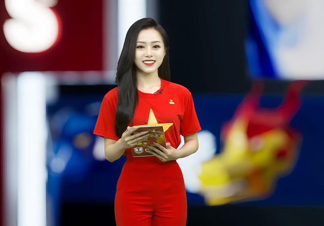 “Một năm được đồng hành cùng bóng đá quốc nội, khép lại với một giải đấu nhiều cảm xúc cùng Đội tuyển Việt Nam”, nữ MC chia sẻ cảm xúc.