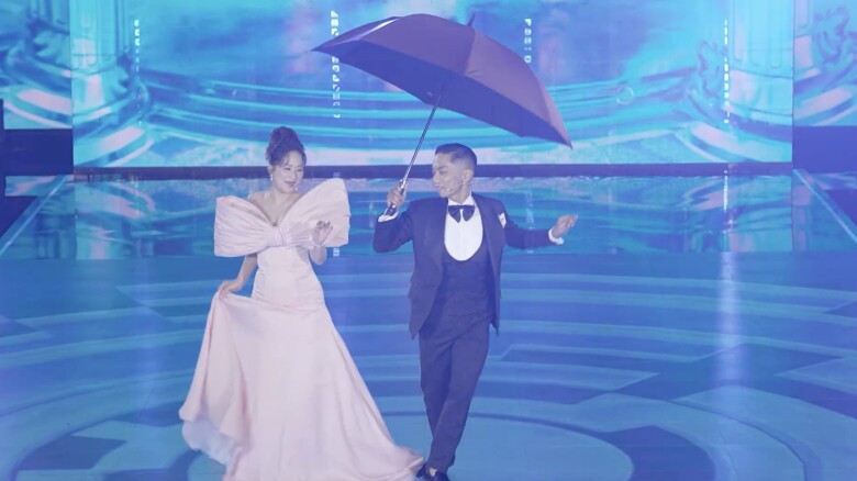 Khánh Thi và Phan Hiển nhảy tình tứ trên sân khấu.