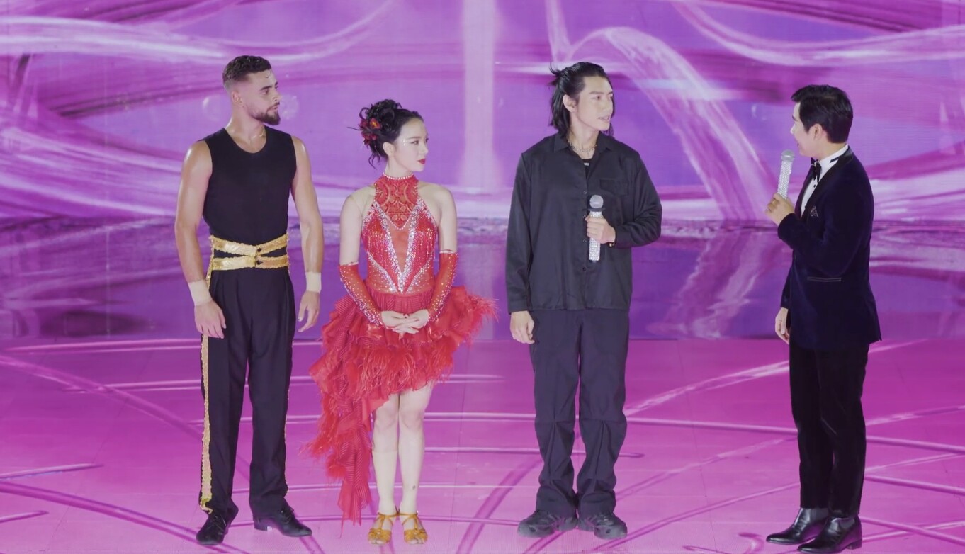 Quang Đăng hỗ trợ Phạm Lịch trong đêm Bán kết.