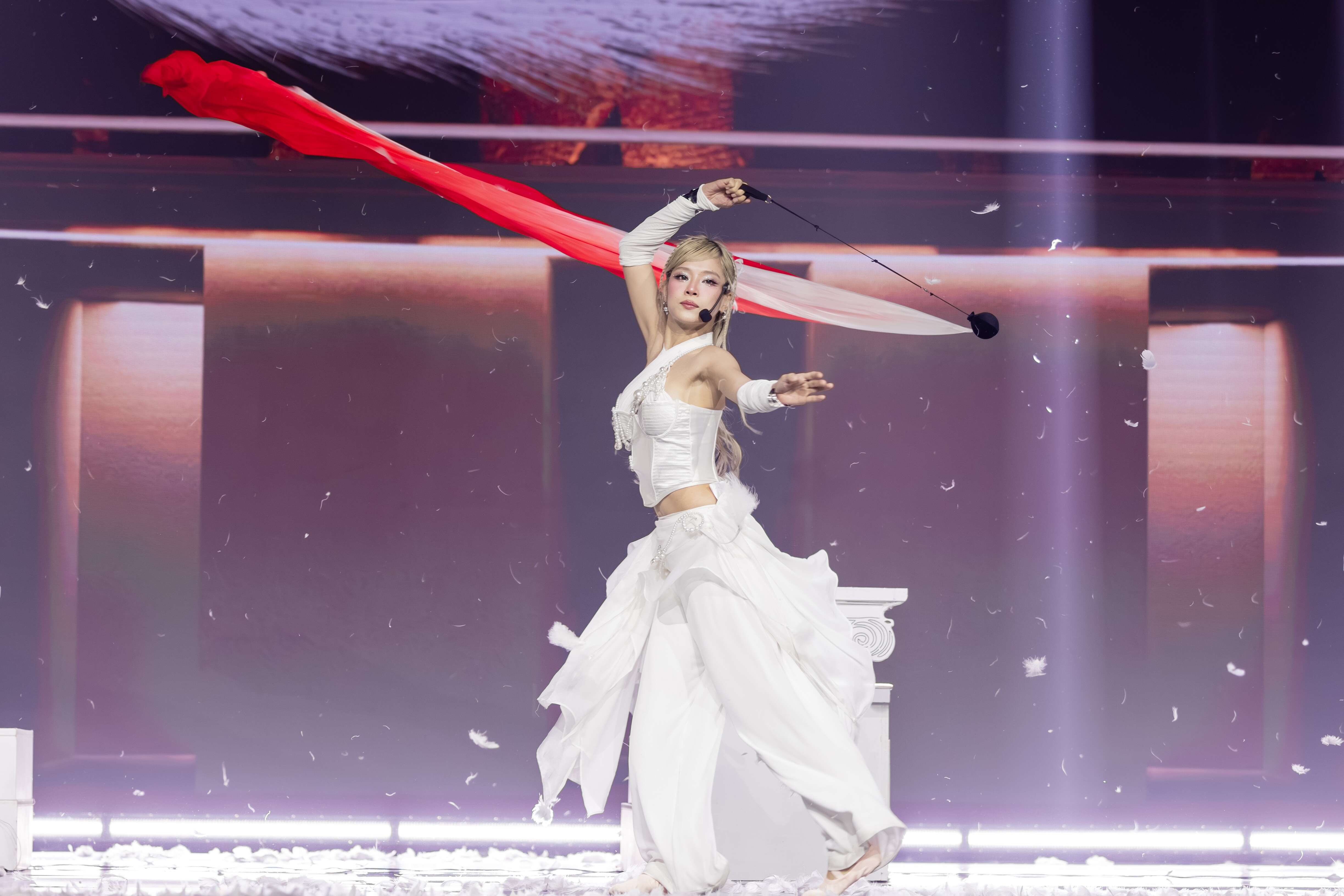 Sân khấu In the dark lấy cảm hứng từ chuyện tình Trọng Thủy và Mỵ Châu.