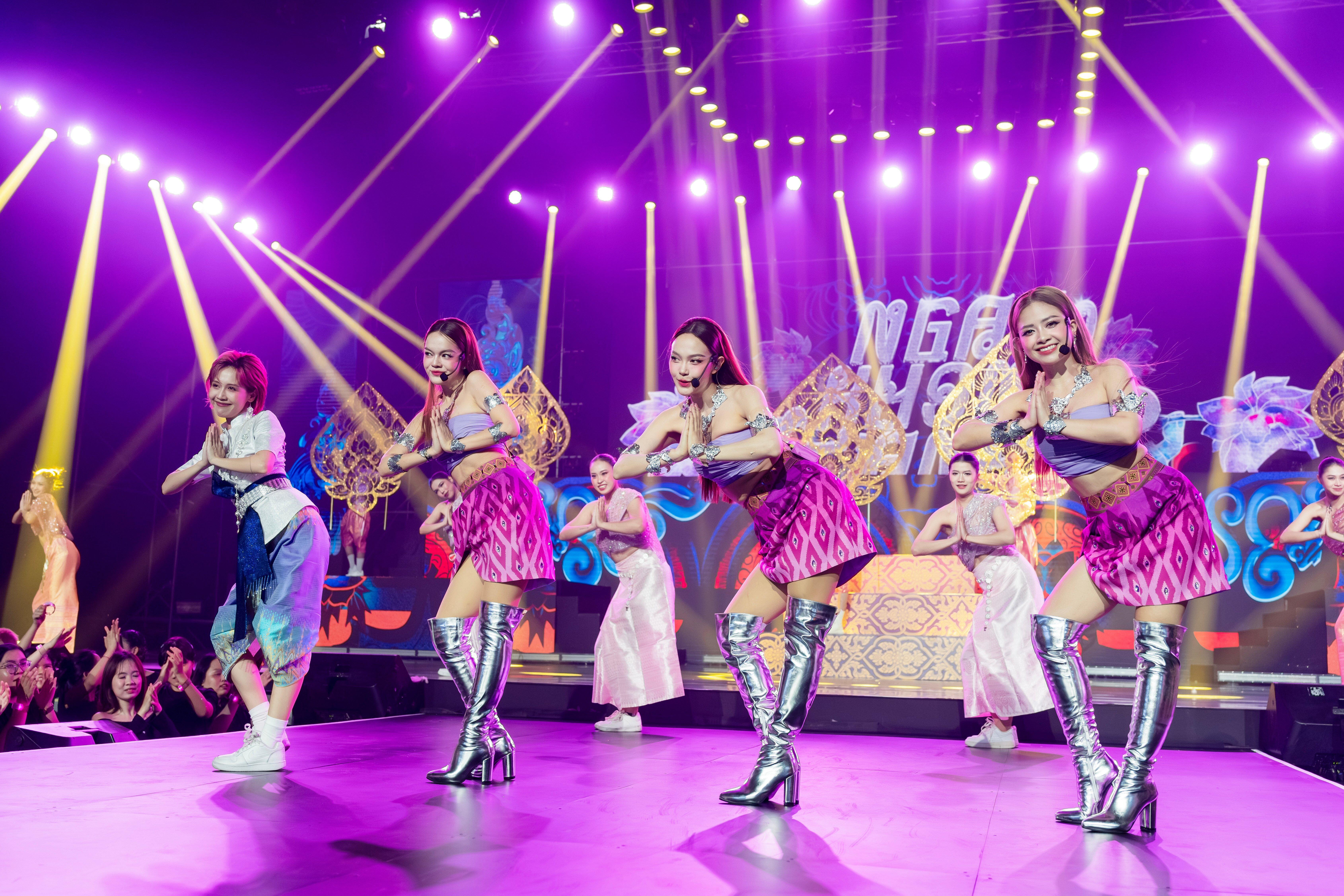 Phạm Quỳnh Anh, Minh Hằng và Dương Hoàng Yến mang đến không khí lễ hội ở Thái Lan.