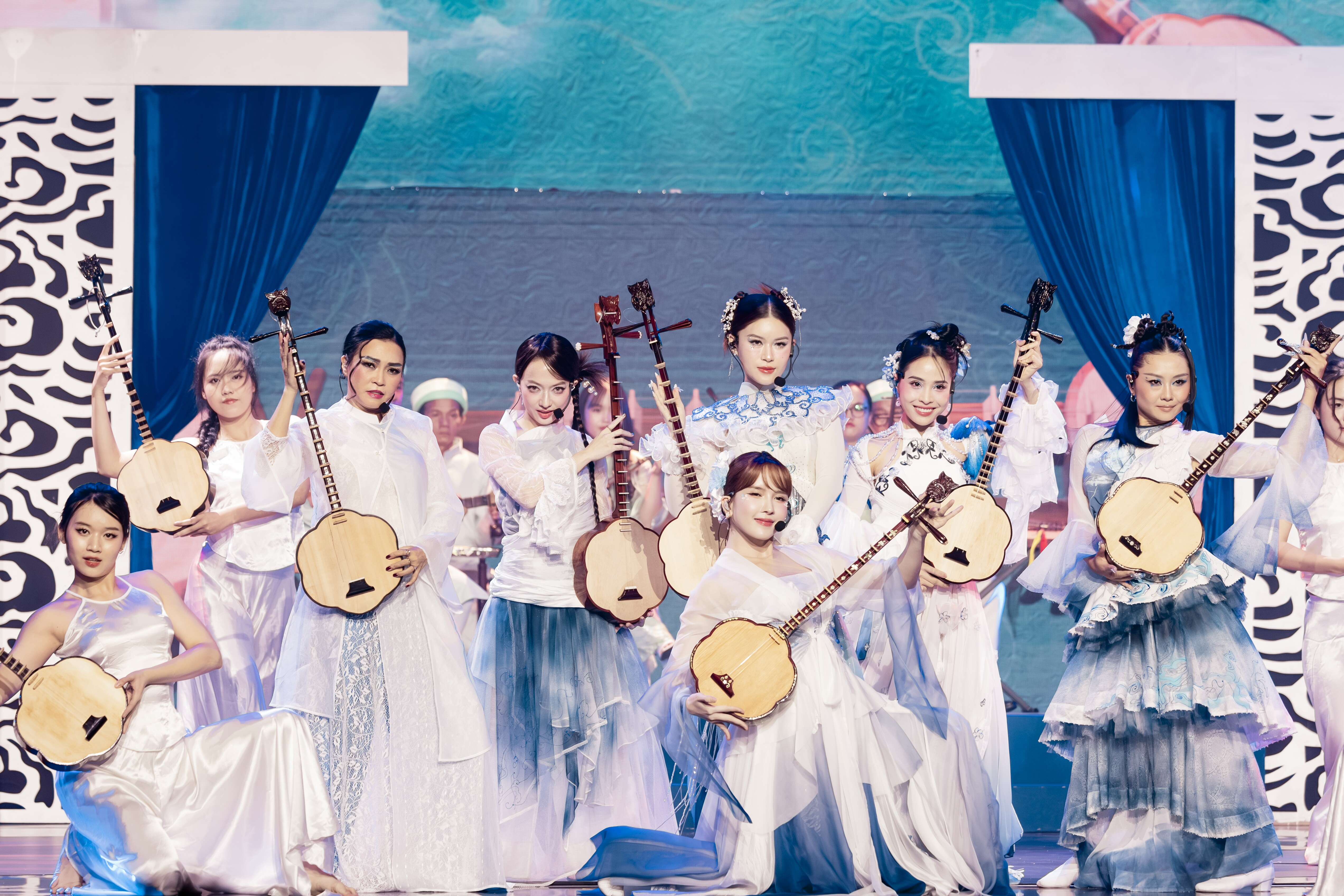 Đội Kiều Anh hóa thân thành những tiên nữ trên sân khấu.