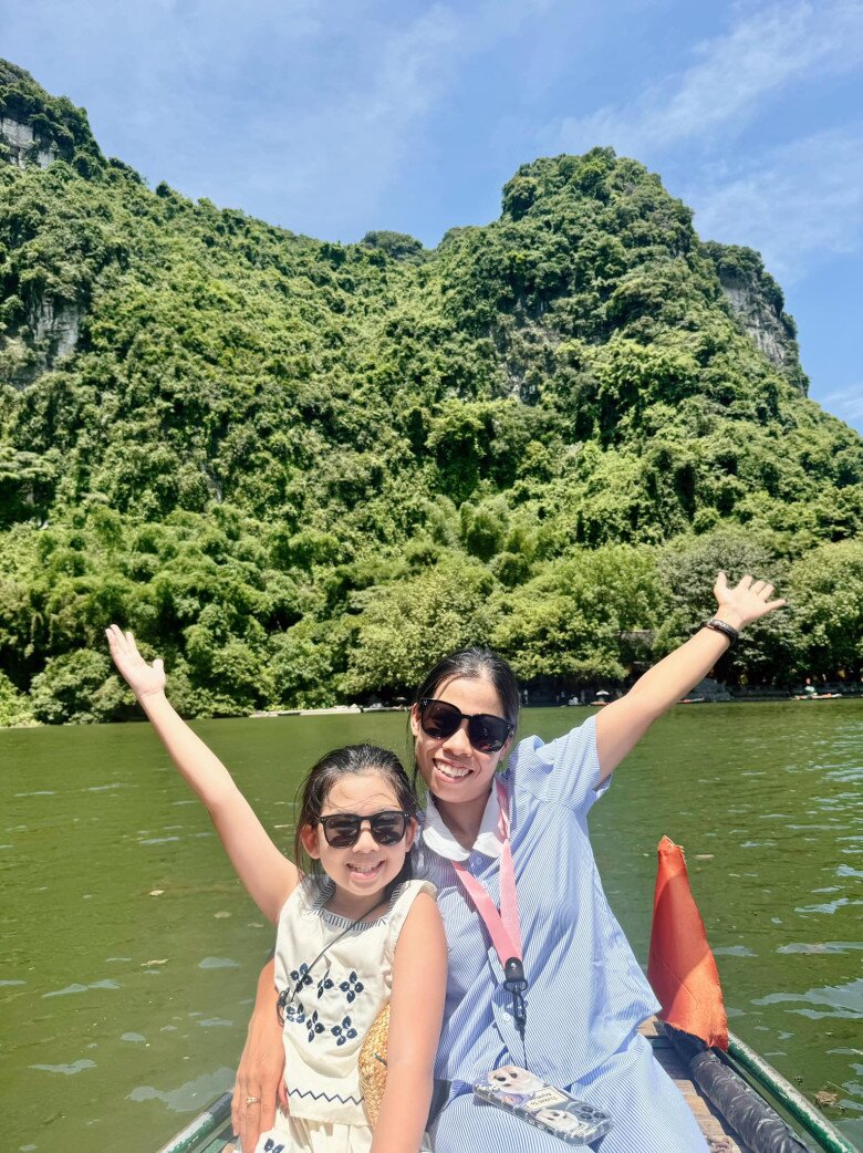 Bảo mẫu thường đưa con gái Mai Phương đi du lịch.