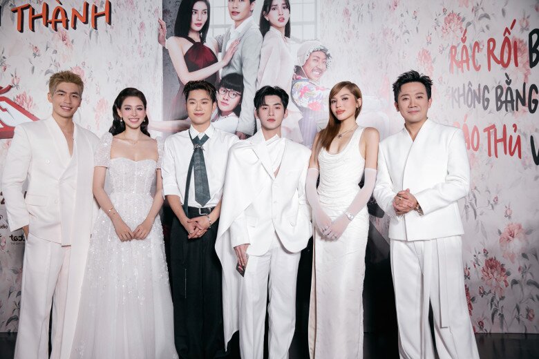 Dương Domic và Hùng Huỳnh đến ủng hộ Trấn Thành.
