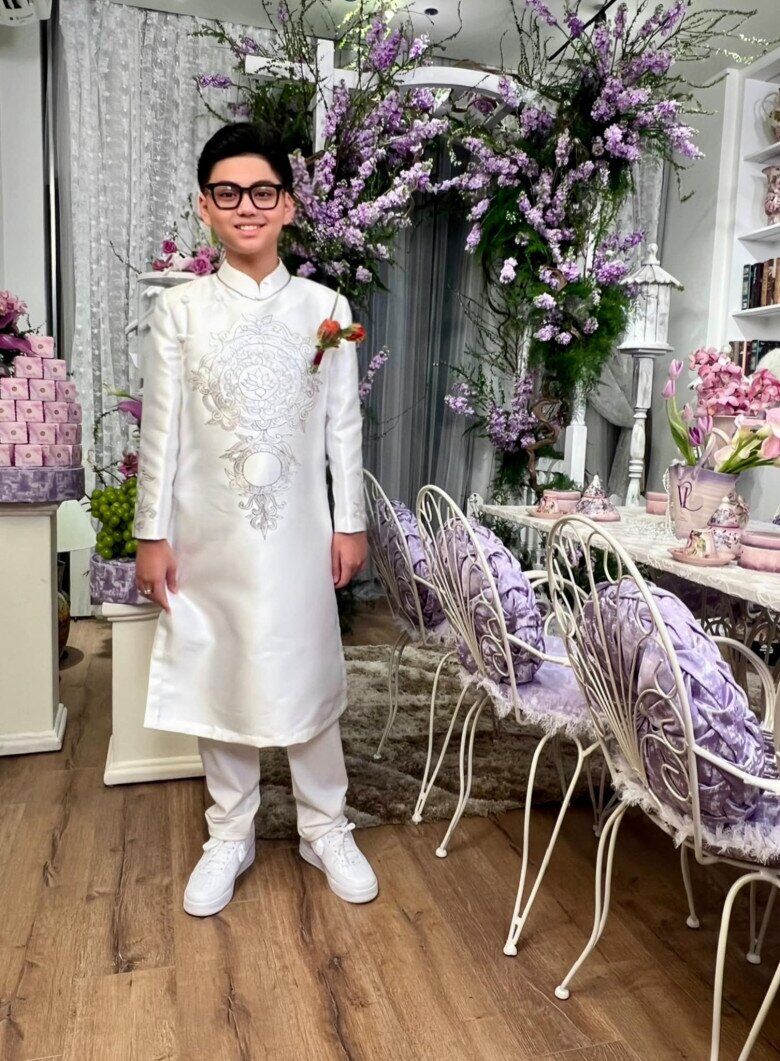 Minh Khôi làm phù rể trong lễ gia tiên của Khánh Vân và Nguyễn Long.