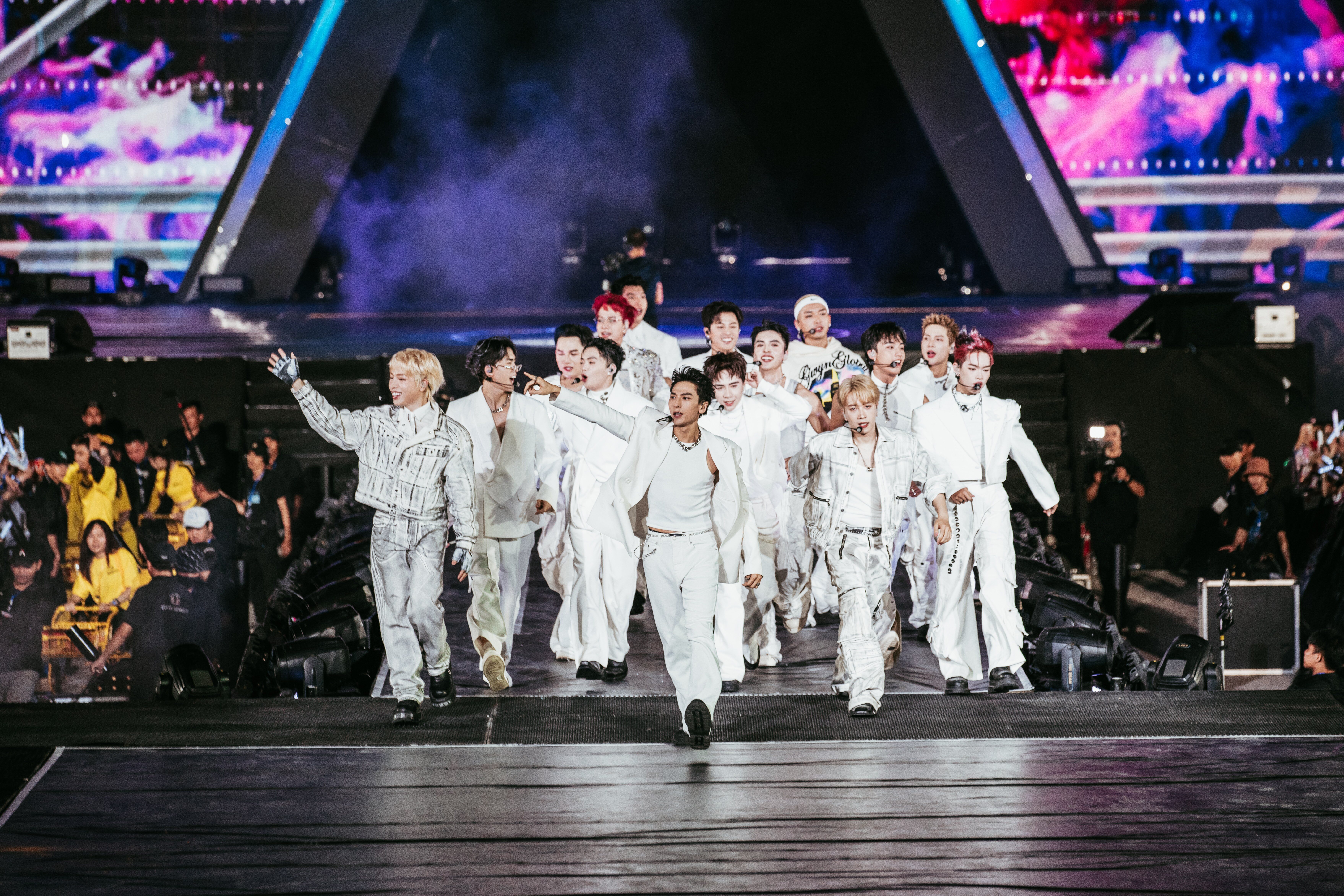Người hâm mộ như được sống lại trong bầu không khí của 4 đêm concert Anh trai say hi.
