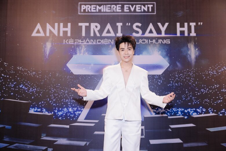 Quang Hùng MasterD hóa “tổng tài” tham dự buổi công chiếu phim.