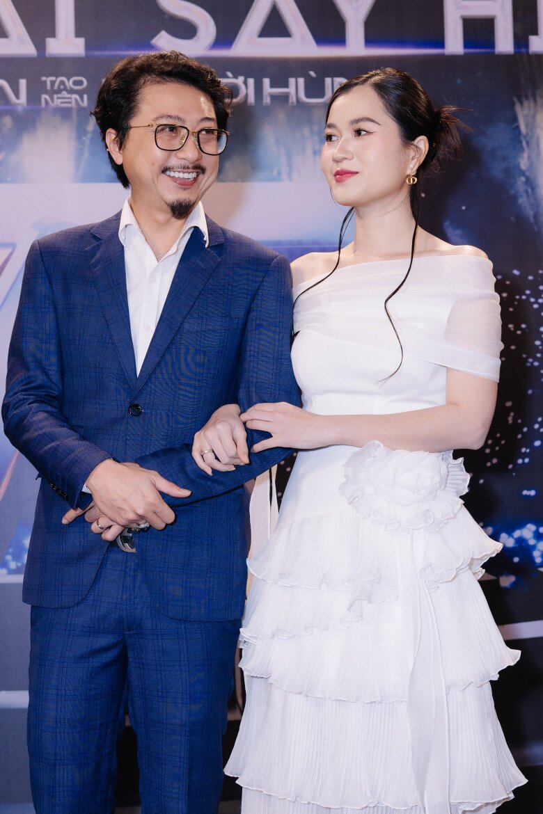 Vợ chồng Lâm Vỹ Dạ - Hứa Minh Đạt tình tứ trên thảm đỏ.