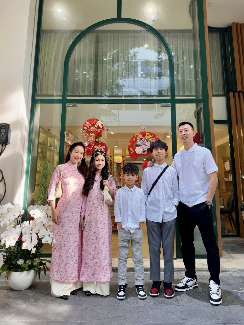Các con của Ốc Thanh Vân vui mừng vì được trở về Việt Nam.