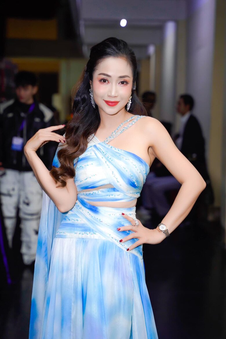 Ốc Thanh Vân “đắt show” khi về Việt Nam.