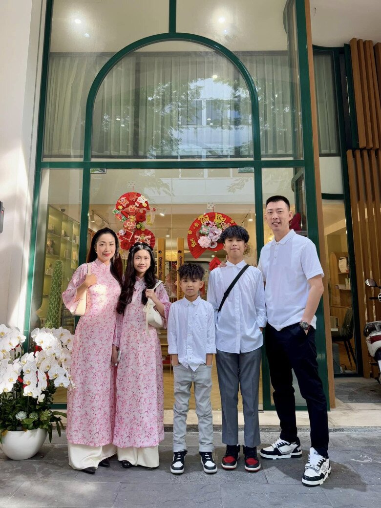 Hiện tại, vợ chồng Ốc Thanh Vân đã có 3 con “đủ nếp đủ tẻ”.