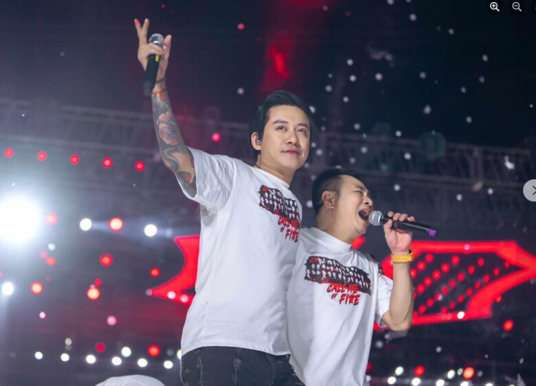 Tuấn Hưng xúc động khi trình diễn ở concert cùng các đồng nghiệp.