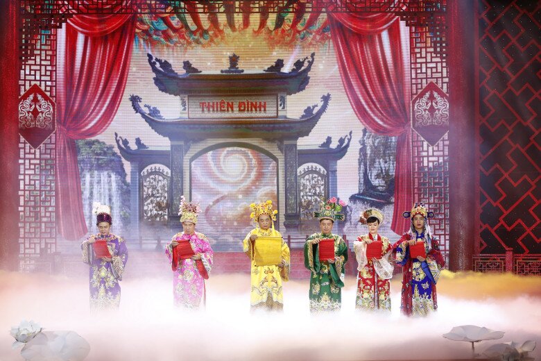 Đỗ Duy Nam (ngoài cùng bên phải) đảm nhận cả 2 vai diễn Nam Tào lẫn Bắc Đẩu.