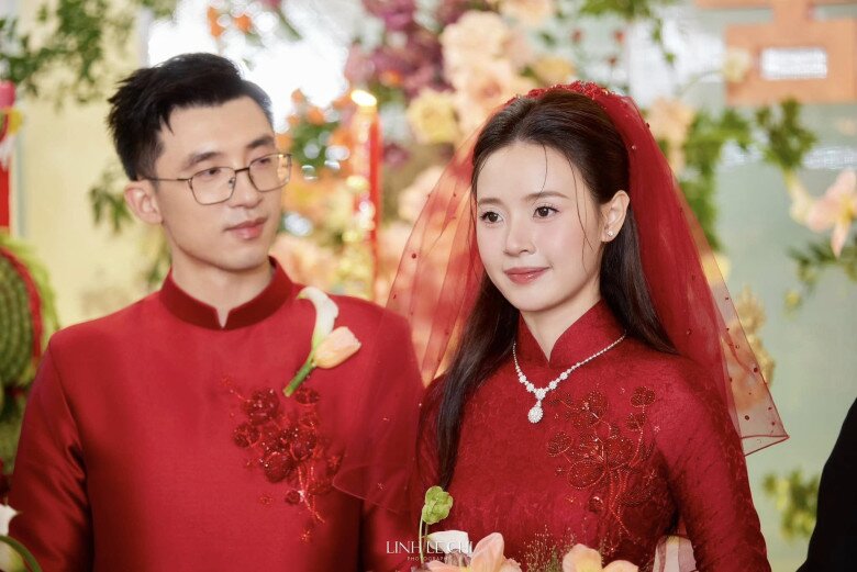 Minh Đạt dành cho bà xã ánh mắt si mê.