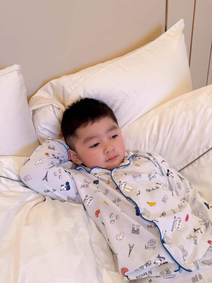 Nhóc tì có dáng nằm như chủ gia đình.