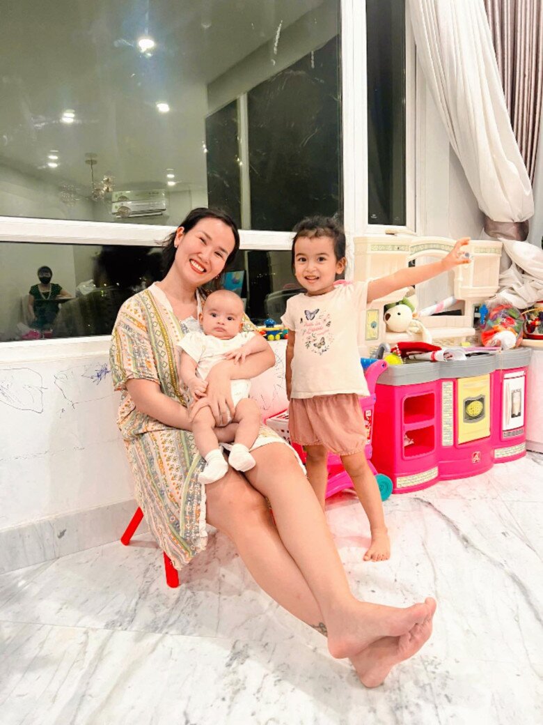 Võ Hạ Trâm hạnh phúc bên 2 con đủ nếp, đủ tẻ.