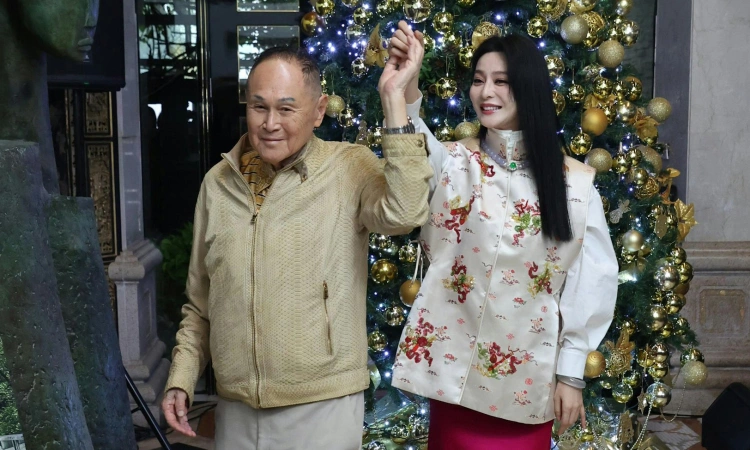 Người đẹp khiêu vũ với vị đại gia đình đám.