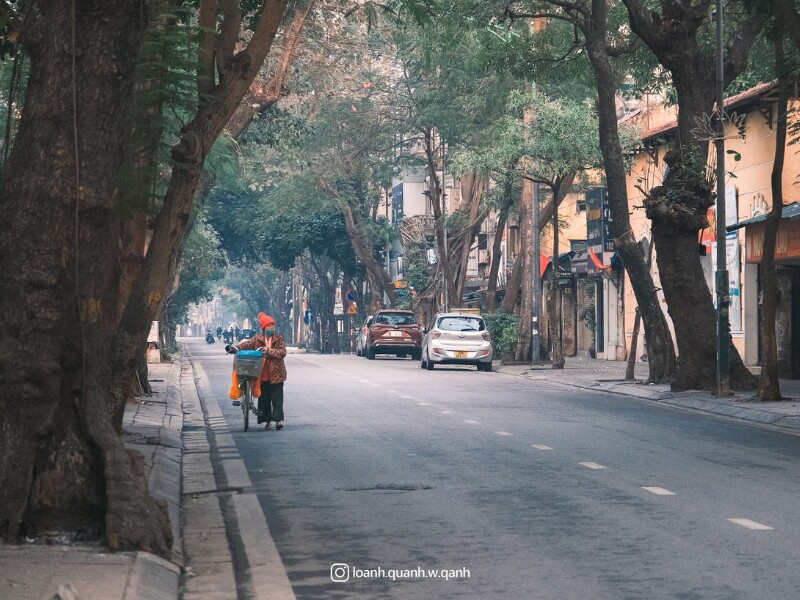 Sáng mùng 1 Tết Nguyên Đán Ất Tỵ, Hà Nội khoác lên mình một vẻ đẹp khác lạ, không ồn ào, tấp nập như ngày thường mà mang một sự yên bình, tĩnh lặng hiếm hoi. (Ảnh: Quang Anh)